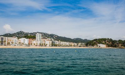 Why do many people prefer to spend their vacation in Lloret de Mar?