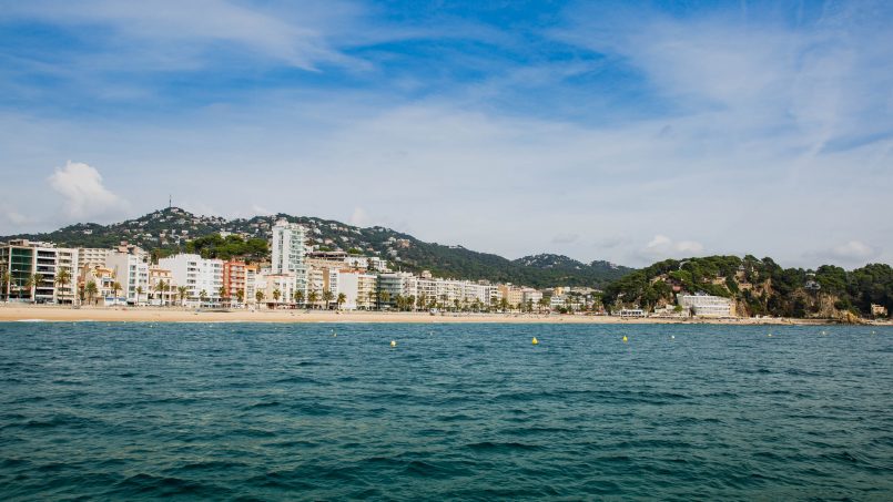 Why do many people prefer to spend their vacation in Lloret de Mar?